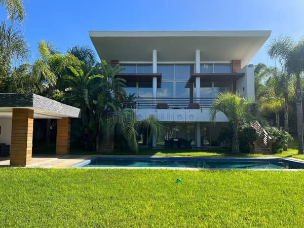 Sumptuous Large Isolated Villa for Sale in Ville Verte