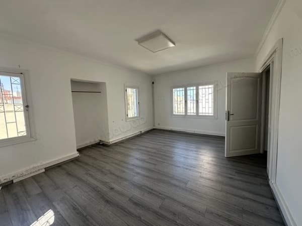 Beaux bureaux à louer à Riyad. Surface de 297 m². Espace vert