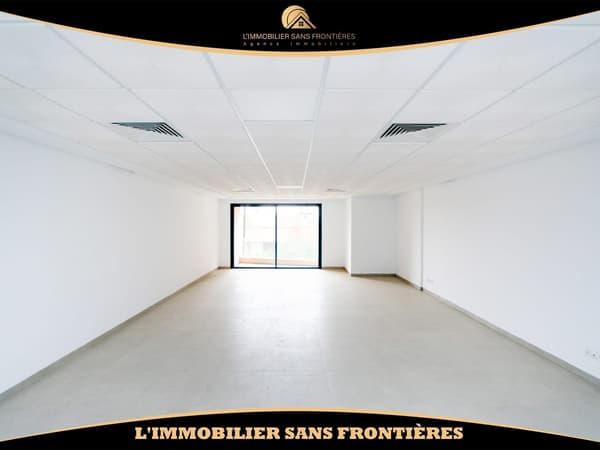 Bureau de 73 m² à louer à Guéliz – Espace ouvert, balcon, climatisation centrale et…