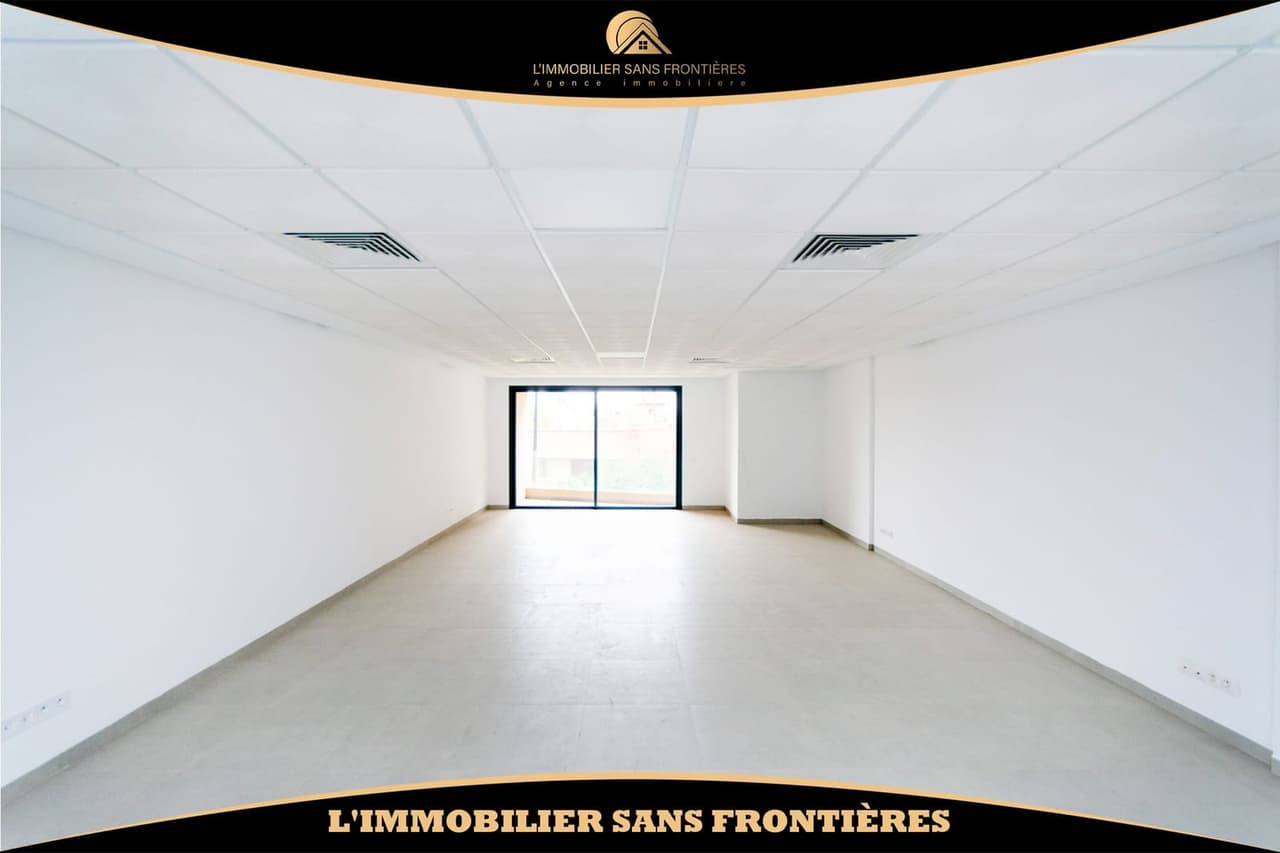 73 m² kantoor te huur in Guéliz – Open ruimte, balkon, centrale airconditioning en...