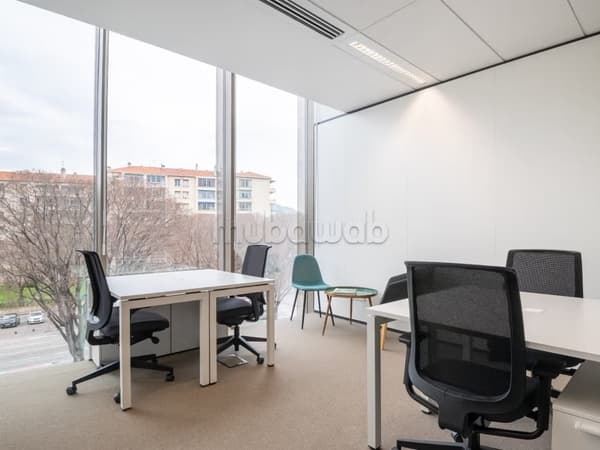 Un bureau pour 3 personnes à Anfa Place