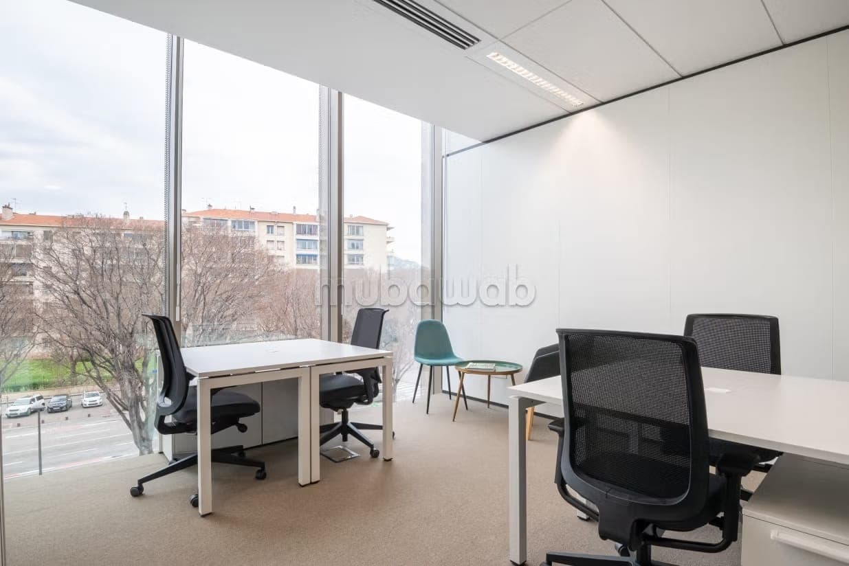 Un bureau pour 3 personnes à Anfa Place