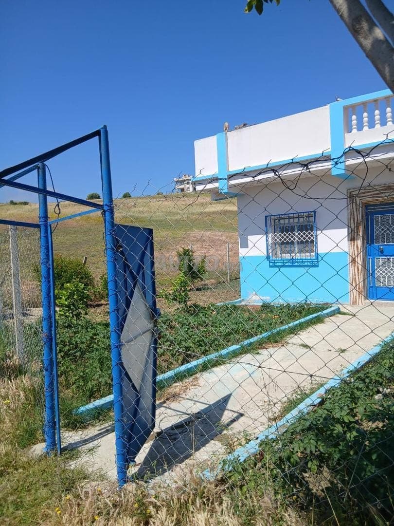 Terreno vicino alla strada nazionale che collega Tangeri a Tetuan