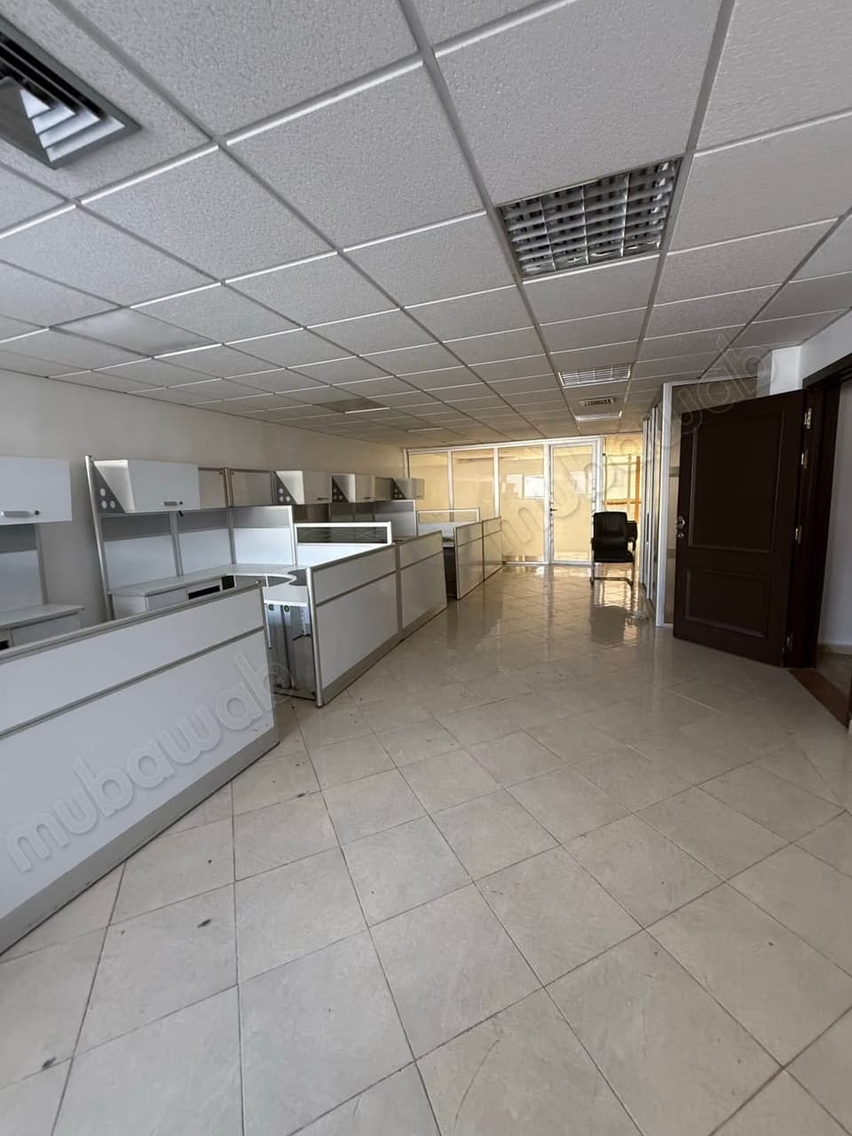 Immeuble commercial à louer. Ascenseur et stationnement