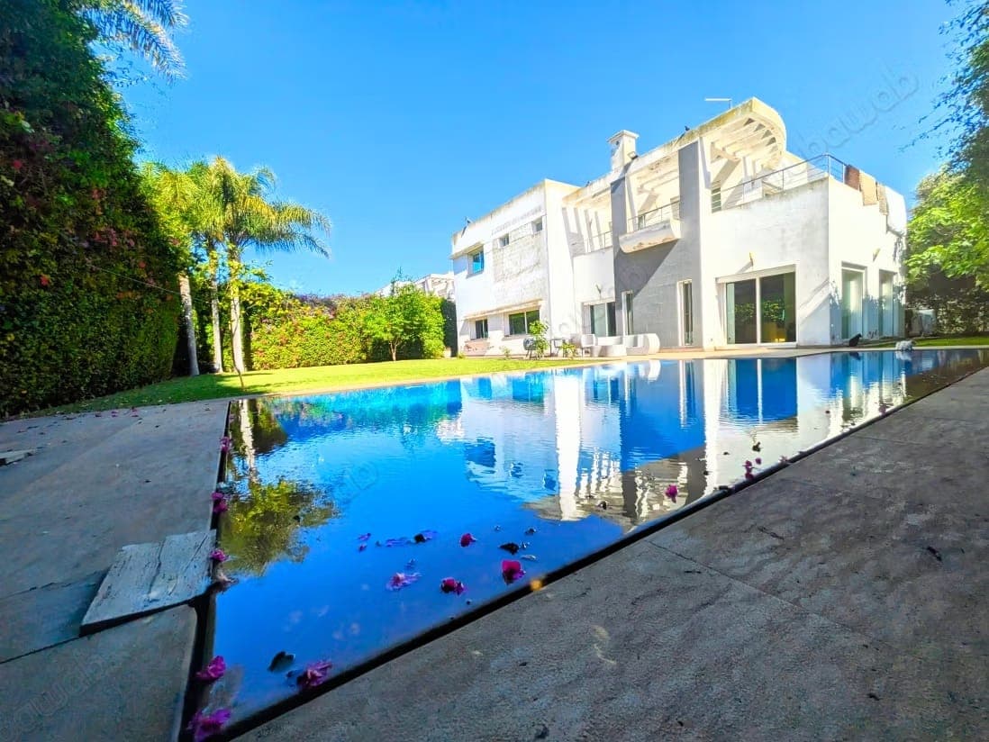 Luxury house for sale in Bouskoura. 8 comfortable rooms. Beautiful terrace and garden