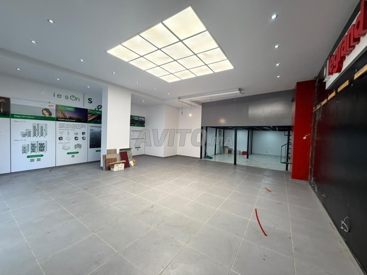 🏢 LOCAL COMMERCIALE IN AFFITTO – LES PRINCESSES