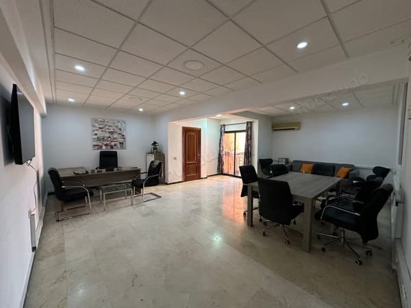 Beaux bureaux meublé à louer à Guéliz. Superficie 52 m². Service de concierge et…