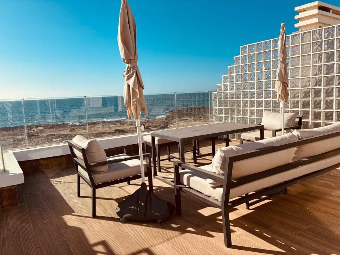 Villa neuve en front de mer à louer – vide