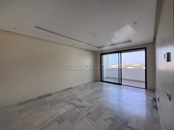 Bel appartement en location à Riyad. 3 chambres. Avec ascenseur et terrasse