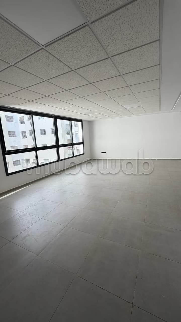 Kantoren te Huur aan Avenue Tarik bnou Ziad, Abbadi. Oppervlakte 61 m². Beveiligde Wooncomplex...