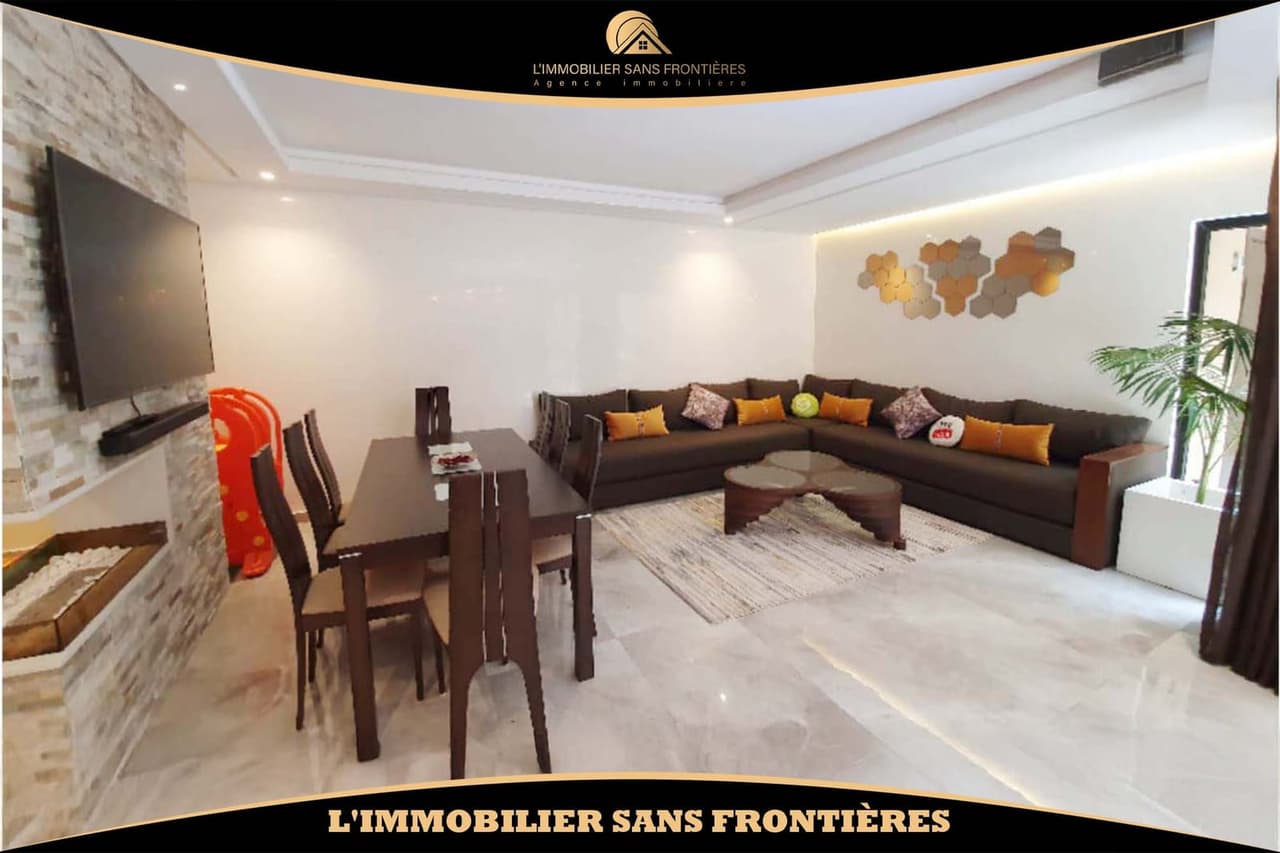 Villa vide d’environ 450 m² sur terrain de 258 m² – 4 chambres, piscine privée, hammam…