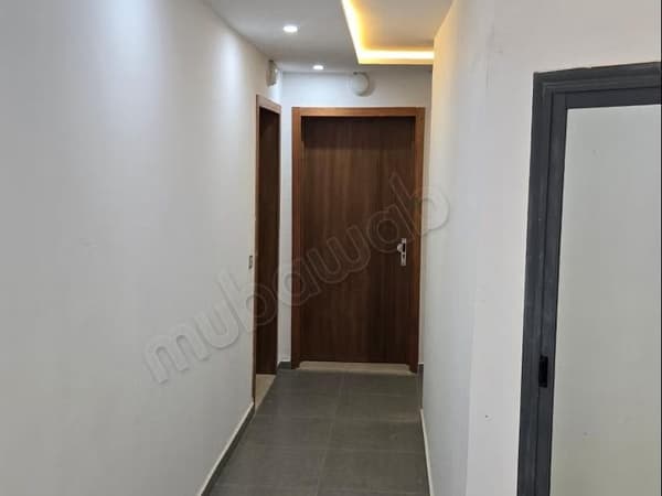 À vendre : Appartement en ville. Superficie 56 m². Porte solide, salon marocain…