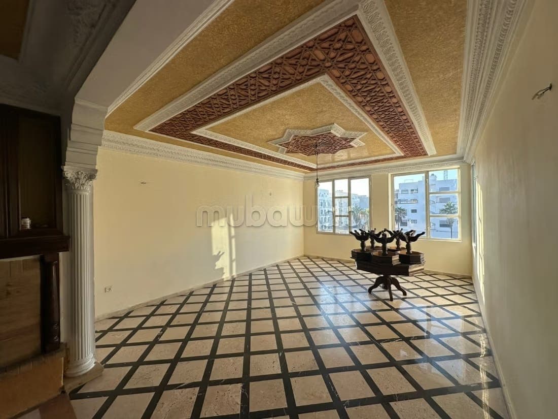 Bel appartement à vendre à Les Hôpitaux. 3 chambres. Service de concierge, cheminée
