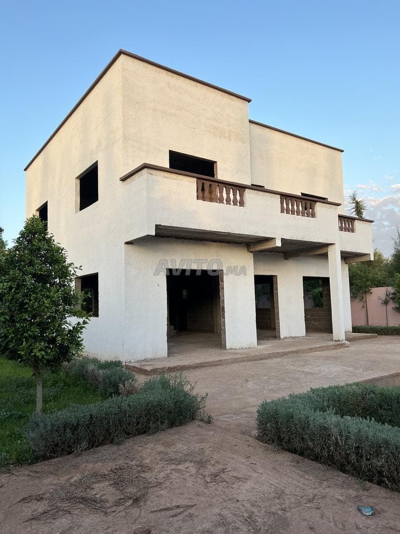 Halfafgewerkte villa te koop – | Plan en bouwvergunning