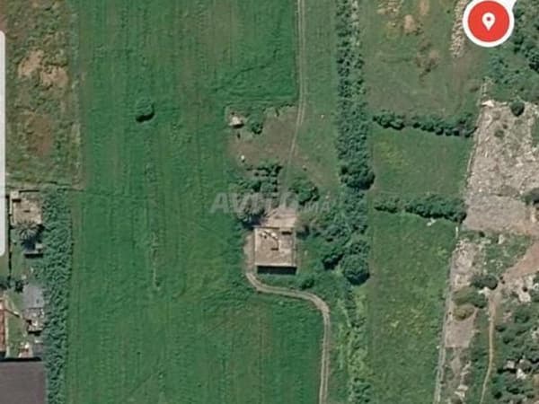Terrain non aménagé pour la construction d'un immeuble de quatre étages à Ain Atiq