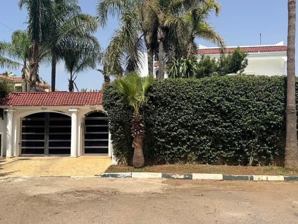 Villa de haut standing à vendre à Californie. 4 grandes pièces. Tout confort avec piscine…