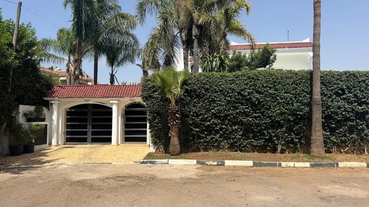 Villa de haut standing à vendre à Californie. 4 grandes pièces. Tout confort avec piscine…