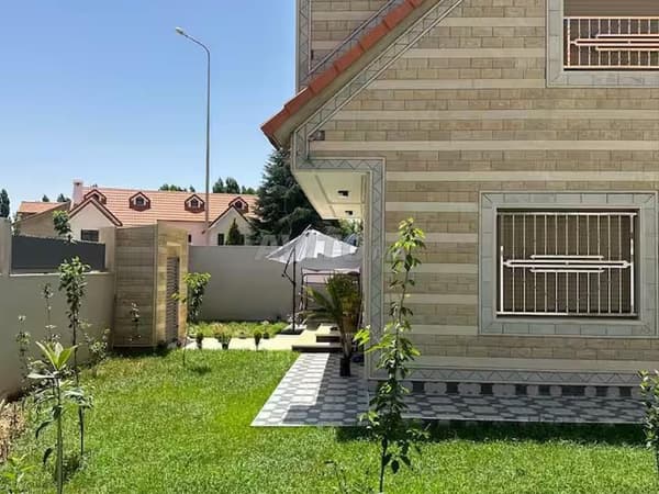 Bright villa ground floor & private entrance