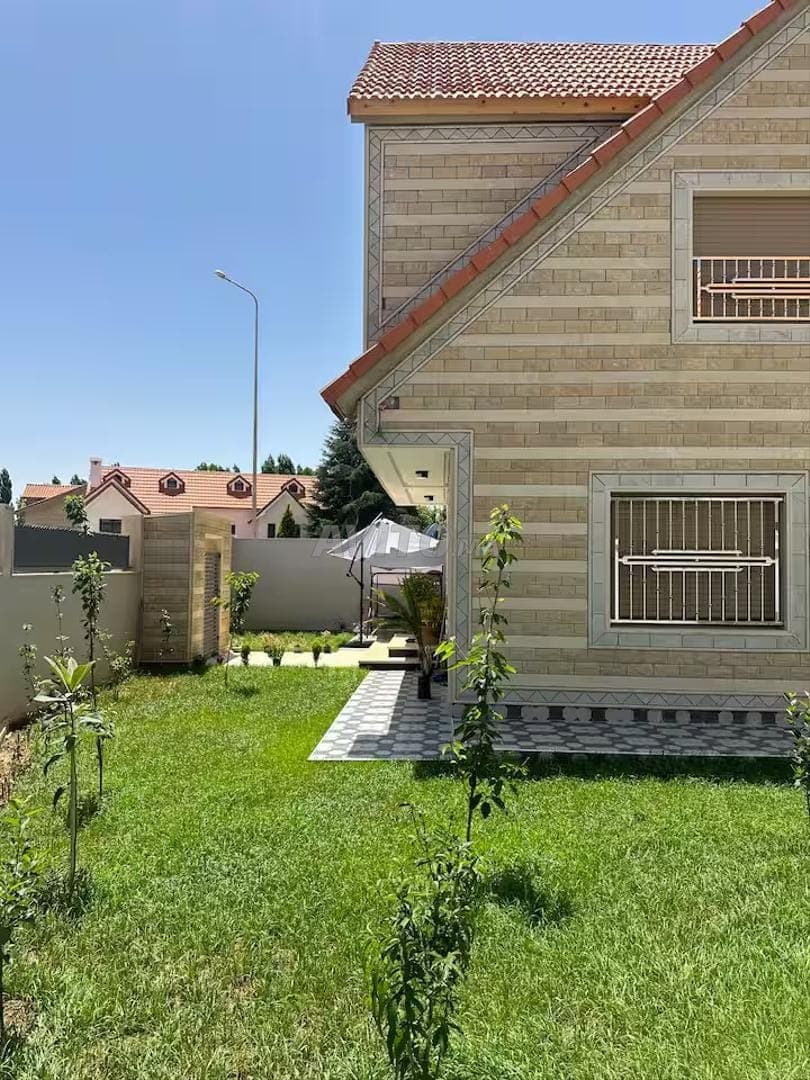 Bright villa ground floor & private entrance