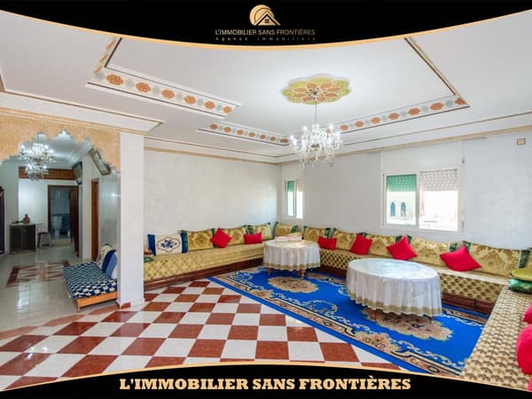 Appartement de 166 m² à Berrechid – 3 salons marocains, 2 chambres, balcon et 3 façades