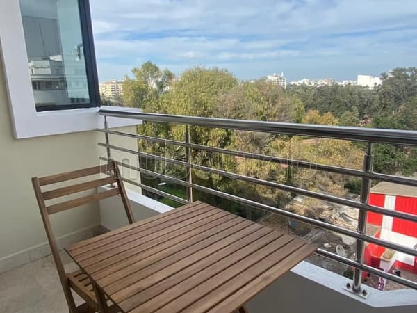 Vue dégagée sur parc, appartement moderne à louer à palmier