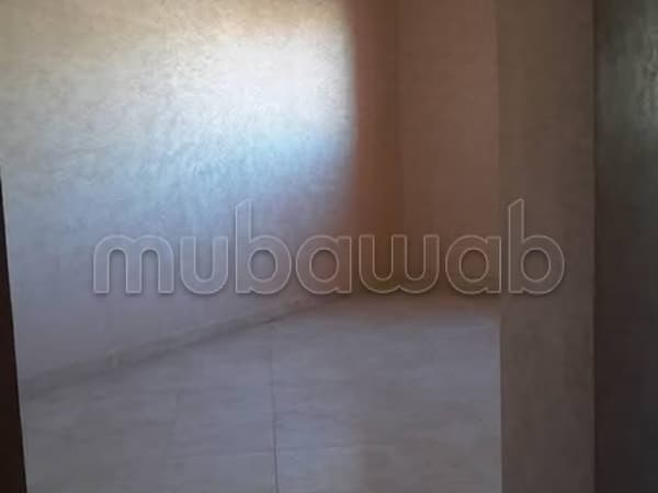 شقة للبيع في إزديهار. 3 غرف. مع مصعد