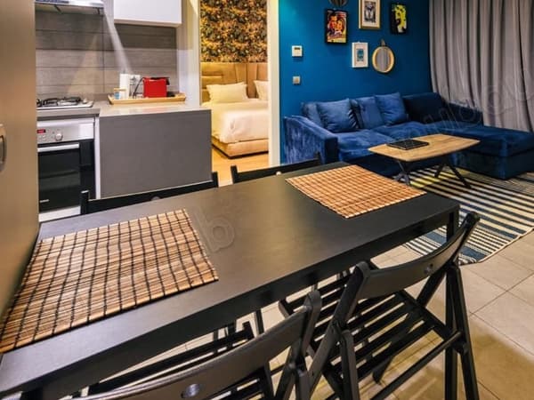 Gemeubileerde studio in hoog standing met terras