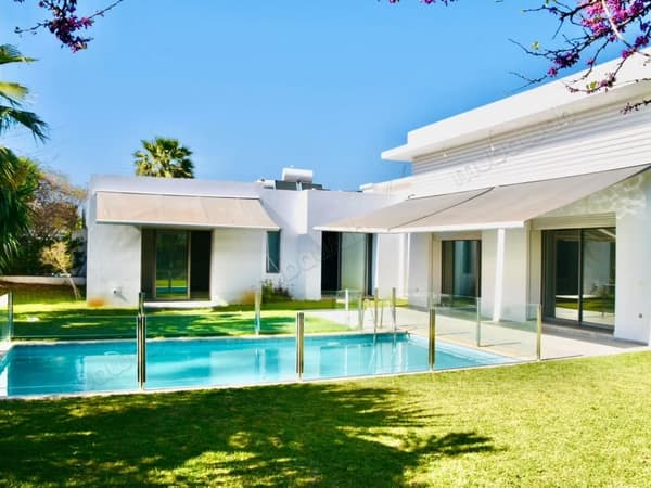 Villa de standing avec piscine à Bouskoura