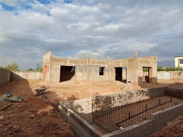 Halfafgewerkte villa te koop