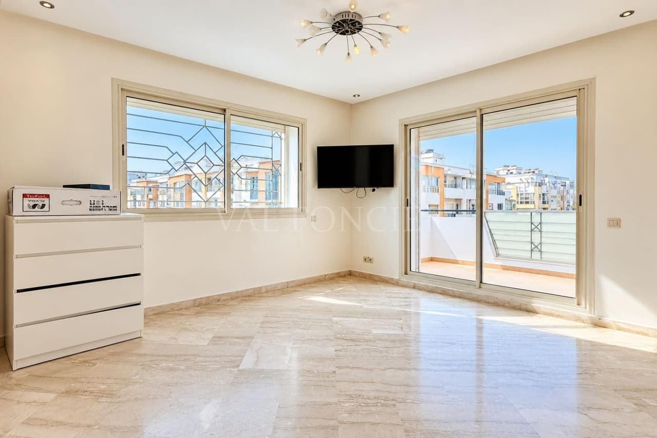 Verhuur Lichte Appartement 124m2 3 Slaapkamers met Balkon Californie, Casablanca
