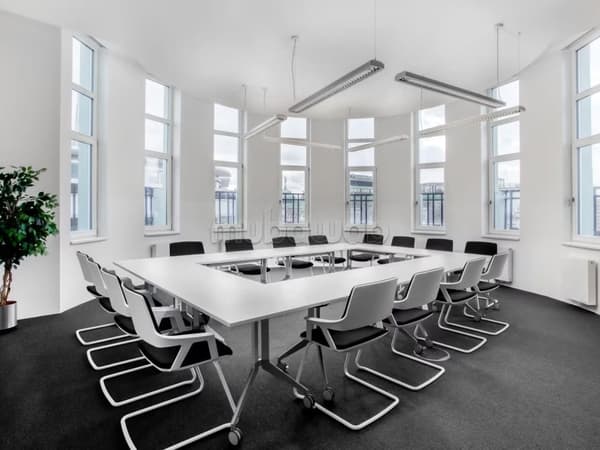 Espace de bureau ouvert pour 10 personnes à M Avenue
