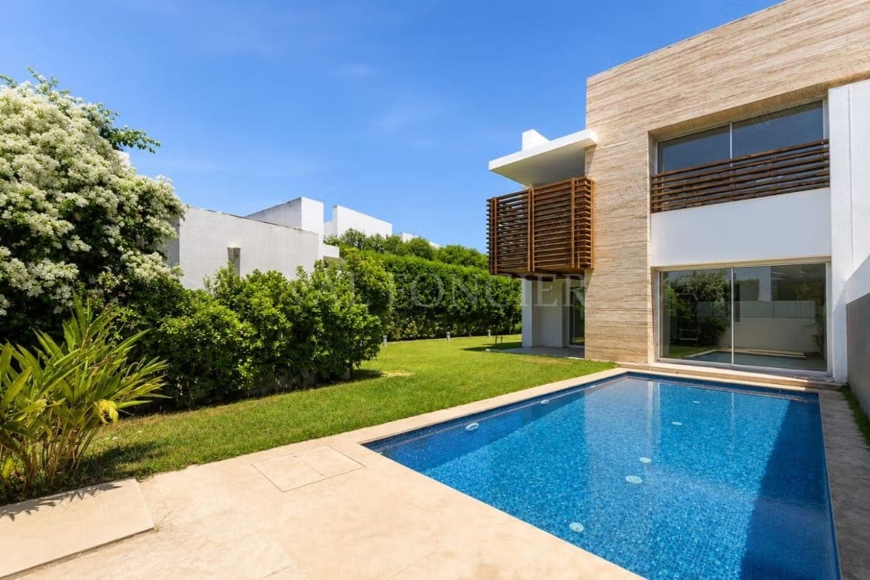 Location Superbe Villa 563m2 4 Chambres avec Piscine, Bouskoura