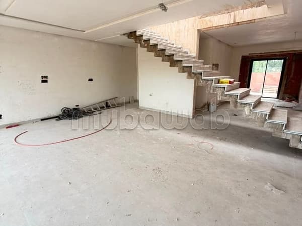 Prachtige villa te koop aan de Route de Tahanaout. Oppervlakte van 240 m². Halfafgewerkt