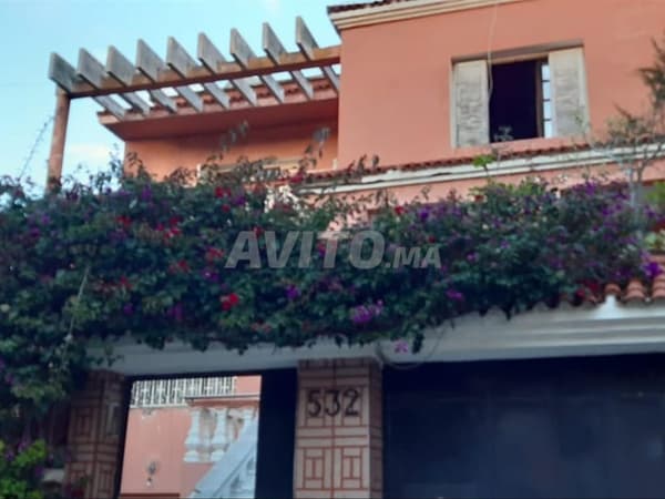 Villa 3 façades, 434m², emplacement commercial de premier ordre