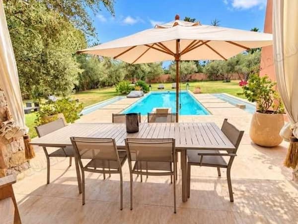 Villa à Vendre de 2742.0 m² à Marrakech, Route De Fes