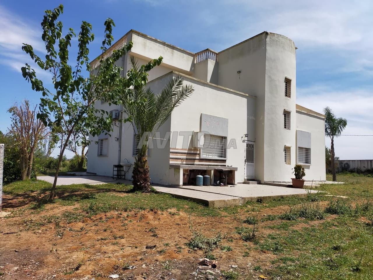 Villa arredata - Terreno con titolo di 11 000 m2