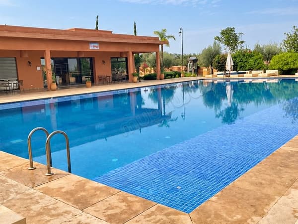 Rez de jardin F3 Golf Piscine