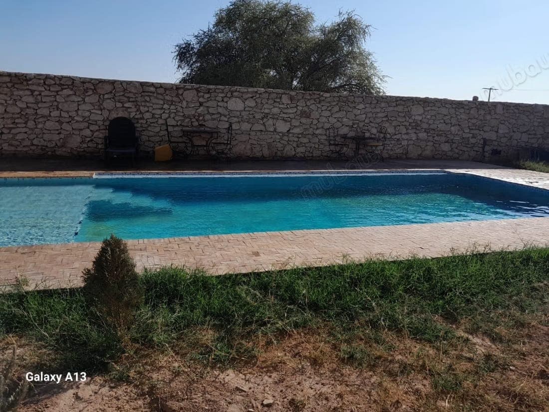 Villa met zwembad op perceel van 6.817 m²