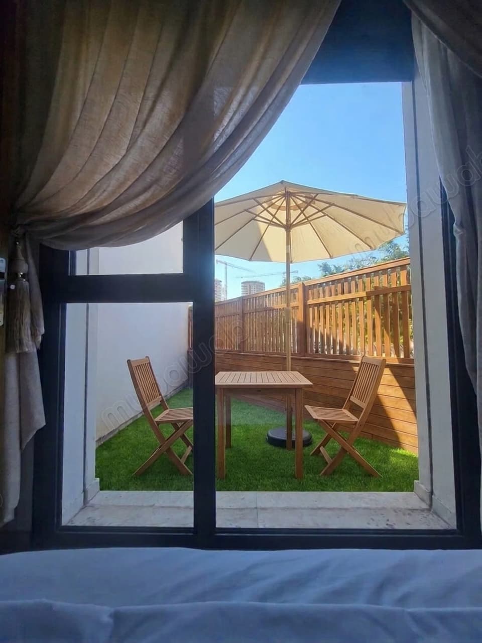 Vermietung einer Wohnung in Casablanca Finance City. 4 große Zimmer. Gut möbliert