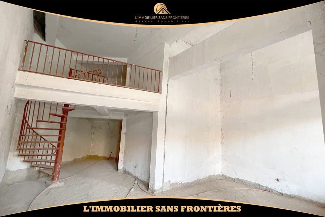 Magasin à El Azzouzia, Mezzanine 18 m² + 66 m², Marrakech : à vendre