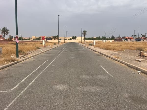 Beau terrain à la vente à Hay Targa. Superficie 375 m²