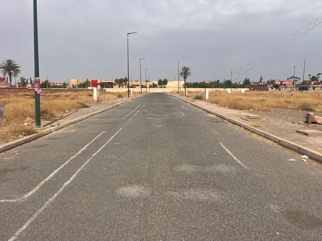 Beau terrain à la vente à Hay Targa. Superficie 375 m²