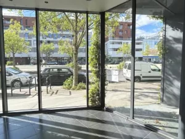 1. Local Commercial Premium – 2 Façades / 8 Vitrines – Emplacement Idéal