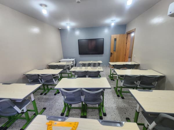 École primaire Équipé privée en Vente R2 Neuf