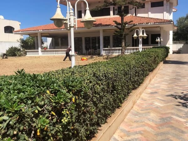 Terrain D3 avec ancienne villa construite plein Bd Fes Habitat ou commerciale