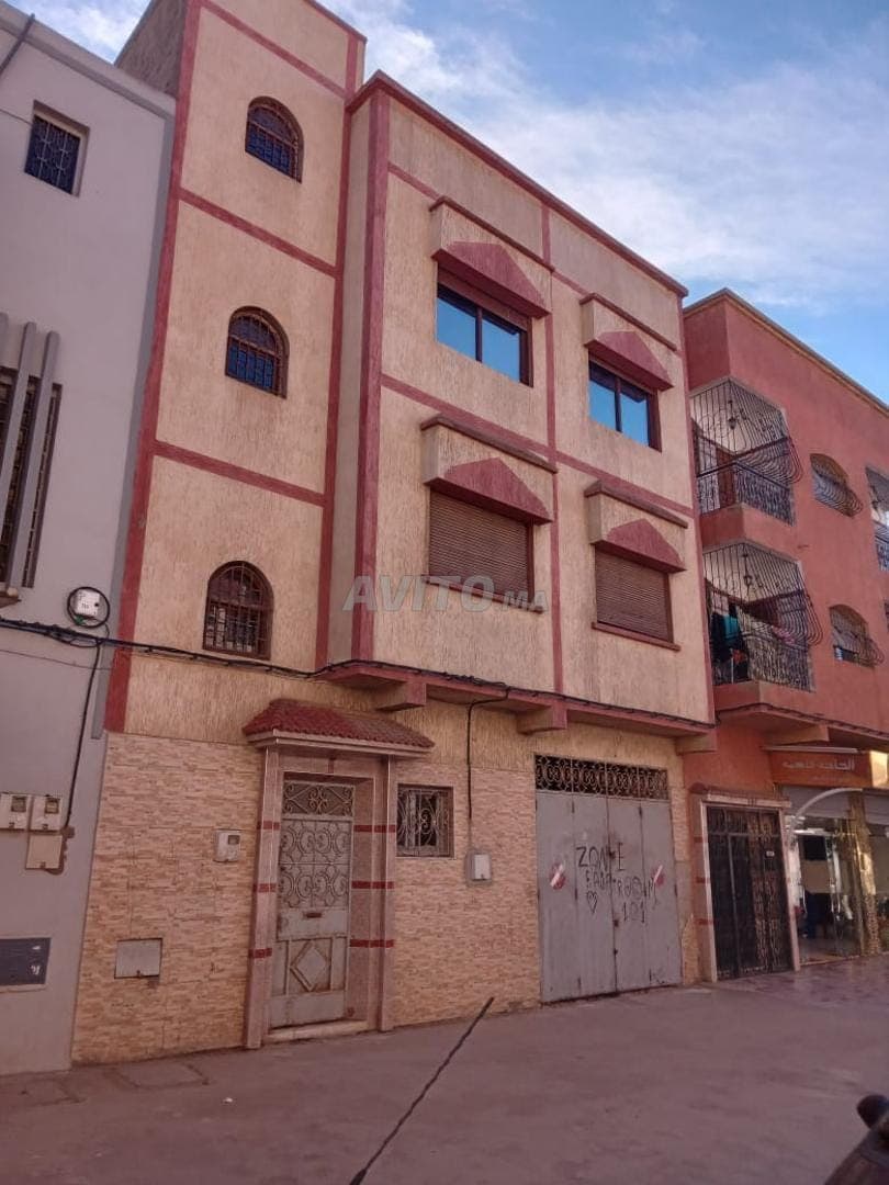 Huis te koop bestaande uit een handelsruimte en twee verdiepingen