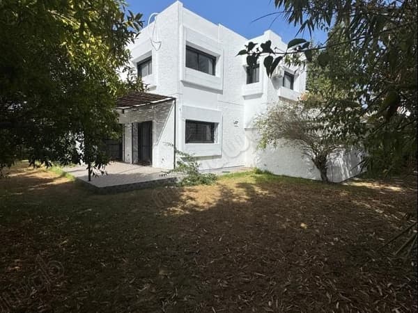 Maison de luxe à louer à Souissi. 4 belles chambres. Porte blindée, sécurité