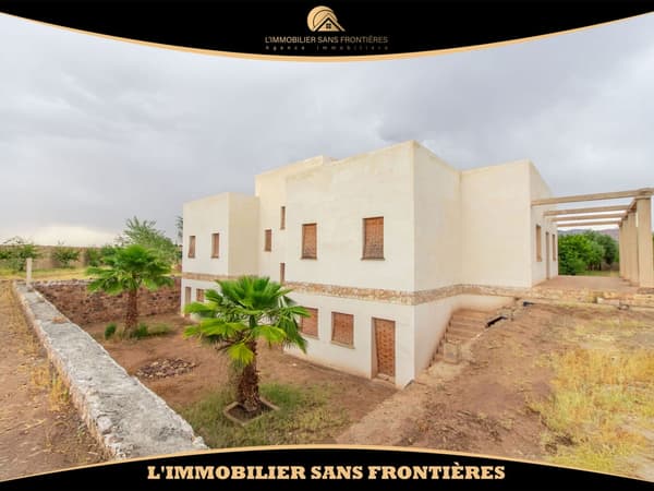 Villa à vendre à Route d’Amizmiz km 40, Marrakech — 2 piscines — 260 m²