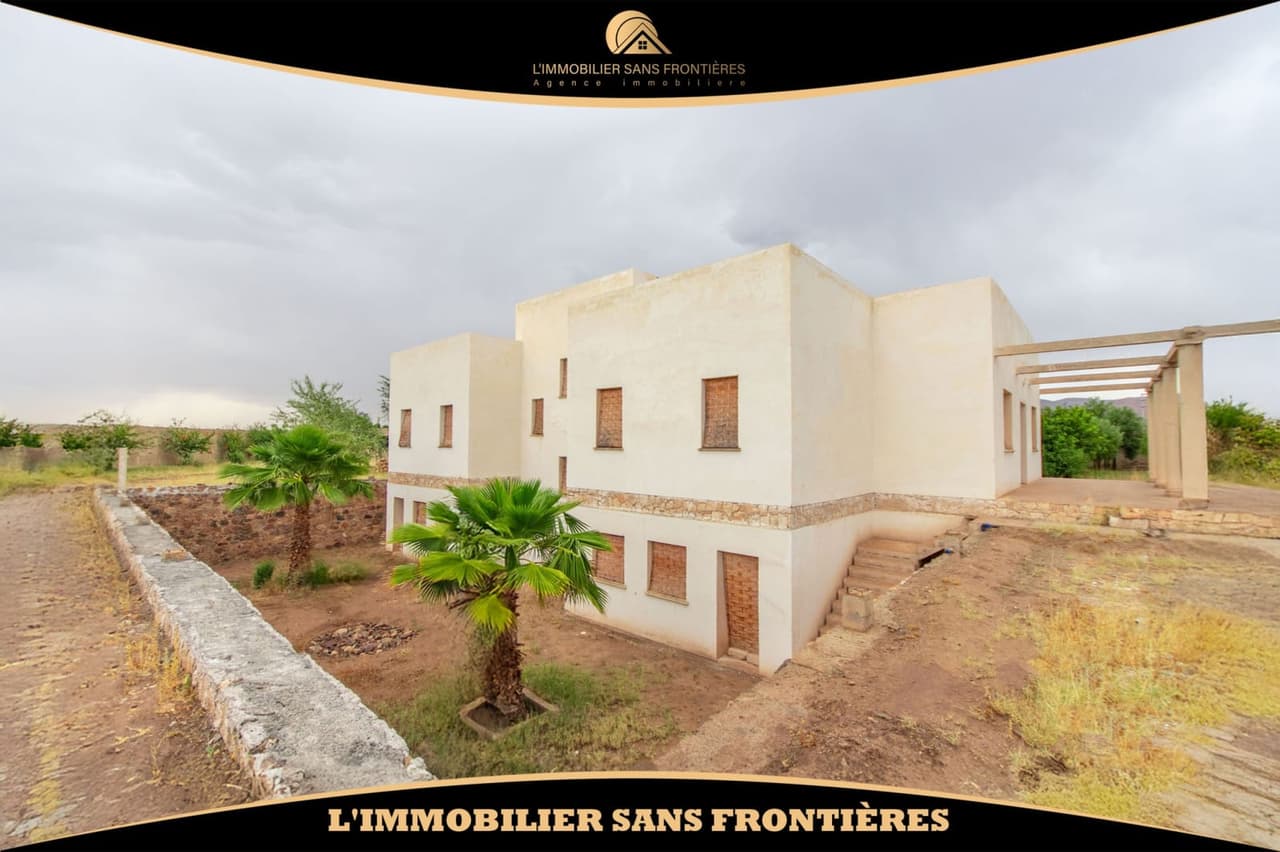 Villa à vendre à Route d’Amizmiz km 40, Marrakech — 2 piscines — 260 m²