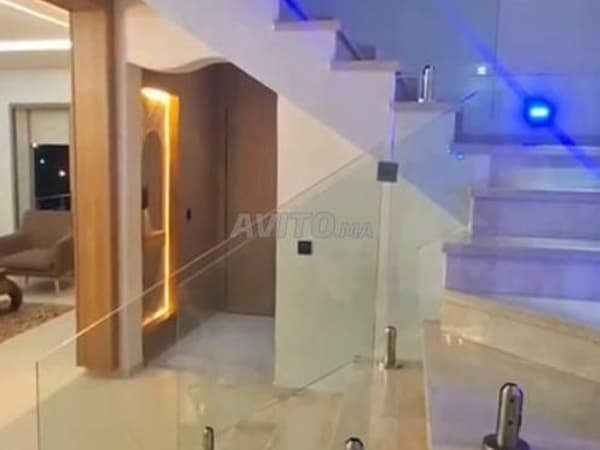 فيلا فاخرة جدا على بعد دقيقة واحدة من البحر